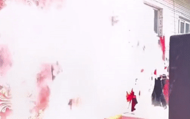 Clip: Bị hội bạn đổ cả 'tấn' bột mì trong đám cưới, biểu cảm của chú rể gây chú ý Ảnh 2