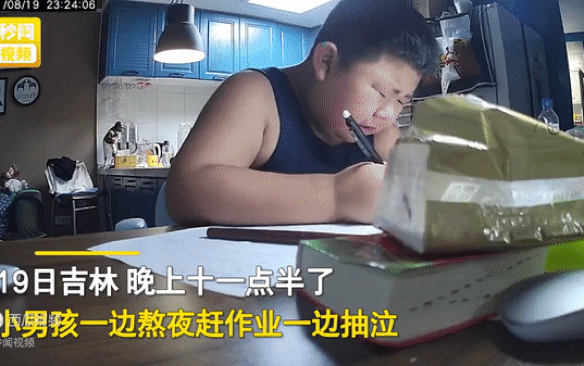 Clip: Cậu bé mũm mĩm khổ sở làm bài tập khiến dân mạng cười ngặt nghẽo Ảnh 2