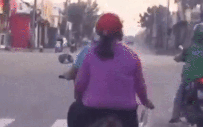 Clip: Người phụ nữ 'tỏa ngàn sương' khi dừng đèn đỏ, hành động của cô khiến dân mạng kính nể Ảnh 2