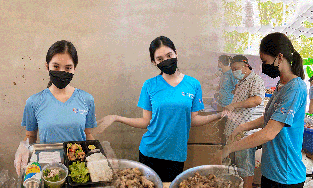 Hoa hậu Tiểu Vy làm cơm gà chiên cho tuyến đầu chống dịch, tự hào đây là sinh nhật ý nghĩa nhất của mình! Ảnh 2