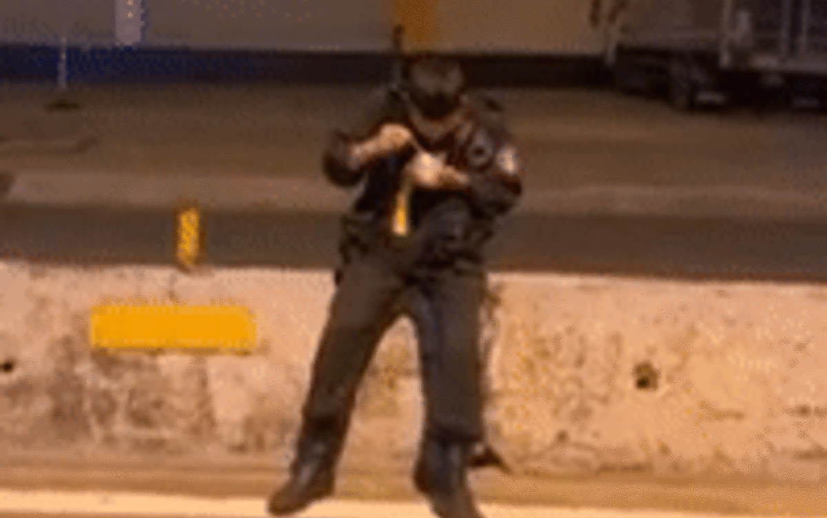 Xúc động khoảnh khắc chiến sĩ cơ động ăn vội bữa tối, cố nhanh cho xong để tiếp tục nhiệm vụ Ảnh 2