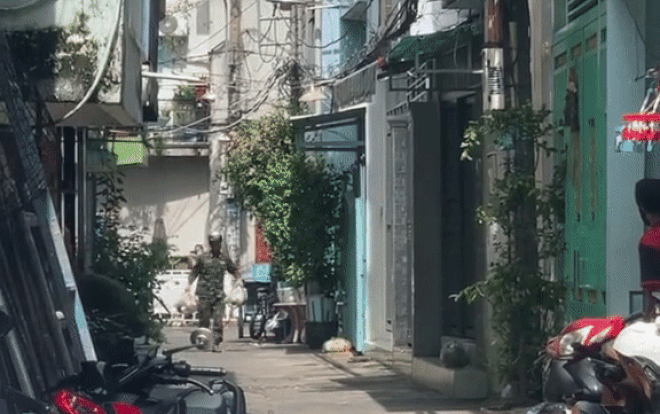 Clip: Chiến sĩ bộ đội chạy tới chạy lui mang túi thực phẩm đến tận nhà người dân Sài Gòn gây xúc động Ảnh 2