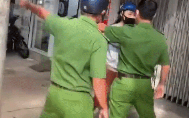 Ra đường khi không cần thiết, người phụ nữ đôi co với cán bộ tuần tra rồi hét lớn 'Em xin lỗi, được chưa' Ảnh 2