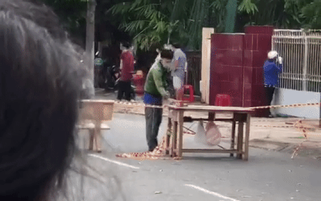 Test nhanh dương tính với COVID-19, người đàn ông chắp tay cúi đầu cảm ơn khi được bà con tặng quà bánh Ảnh 2