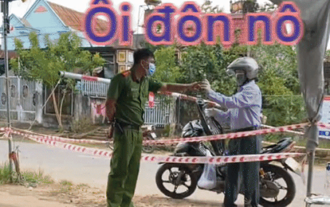 Giơ điện thoại để trình thông tin đi lại, thầy giáo hốt hoảng khi cán bộ CA lại gần kiểm tra vì lí do này Ảnh 2