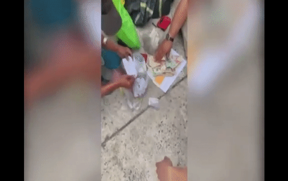 Kiểm kê tài sản của người đàn ông vô gia cư, tổ công tác ngạc nhiên khi thấy túi tiền vàng nặng trĩu Ảnh 2