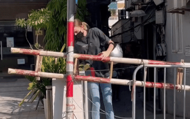 Nàng mẫu Tây tự đăng clip trèo qua rào chốt chặn đầu ngõ gây tranh cãi Ảnh 2