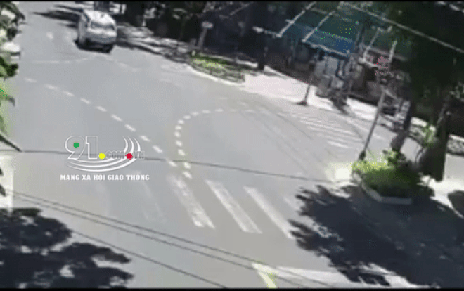 Clip: Khoảnh khắc 2 xe cứu thương va chạm tại ngã tư, một F1 tử vong xét nghiệm ra F0 Ảnh 2