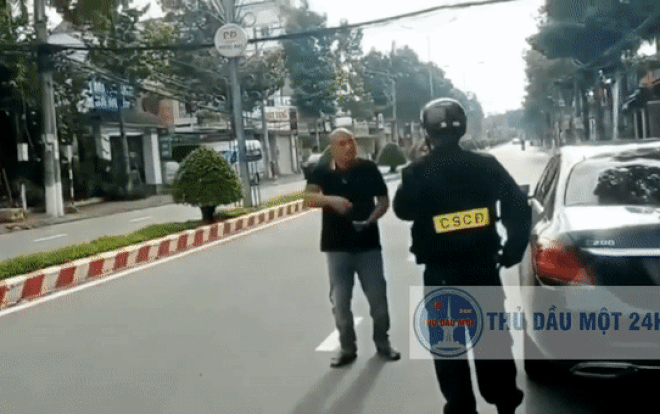 Tài xế 'thông chốt' kiểm dịch còn hung hăng đe dọa CSCĐ: 'Từ thiện bằng cái tâm, không cần giấy tờ' Ảnh 2