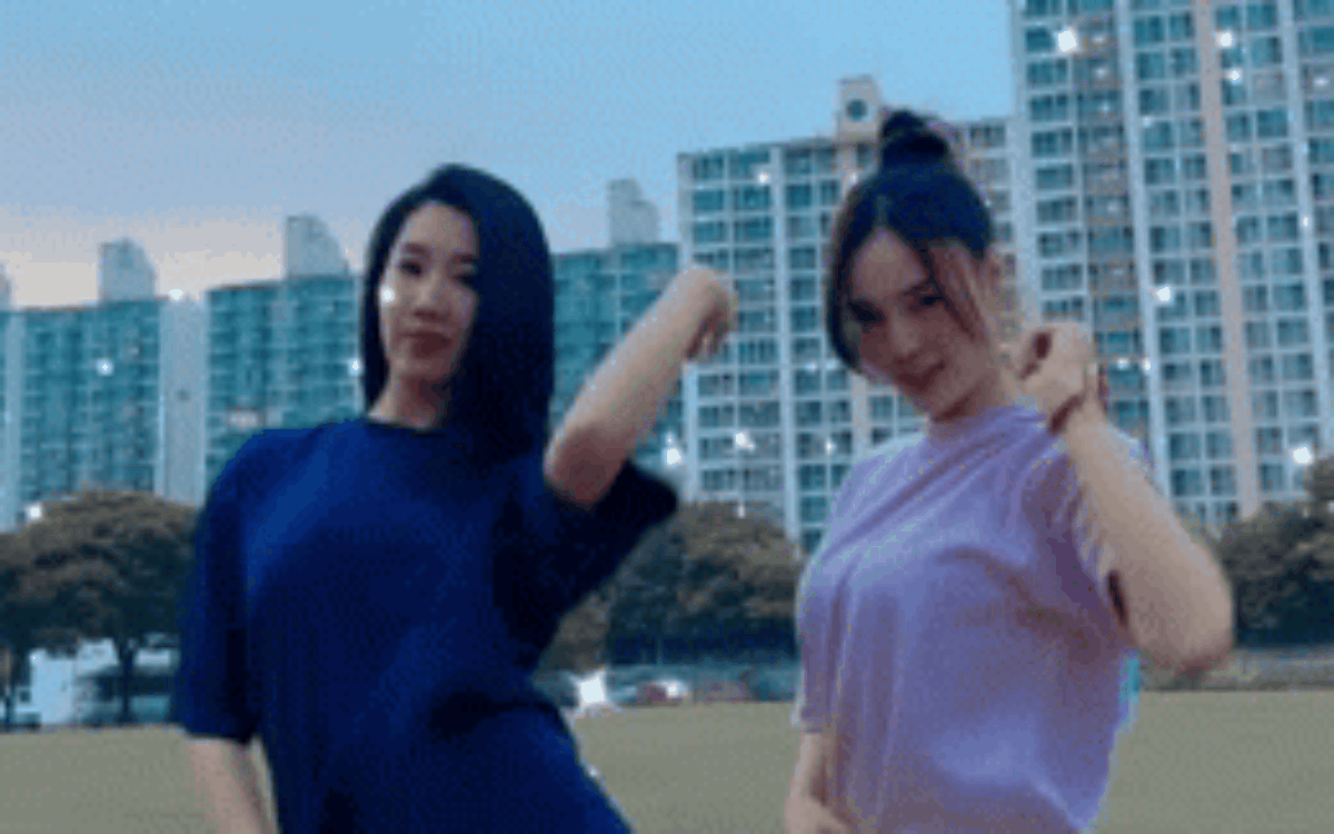 Ninh Dương Lan Ngọc rủ rê Thúy Ngân bắt trend, nhảy nhót siêu mượt không trượt phát nào bên trời Hàn Ảnh 2