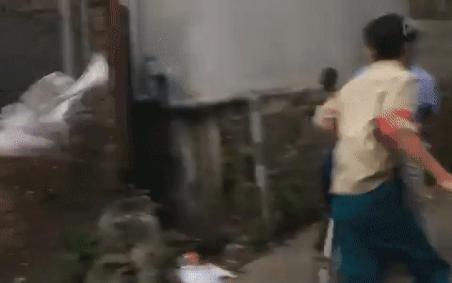 Clip: Hãi hùng cảnh người đàn ông cầm dao rượt đuổi cán bộ chốt kiểm dịch khi được yêu cầu khai báo y tế Ảnh 2