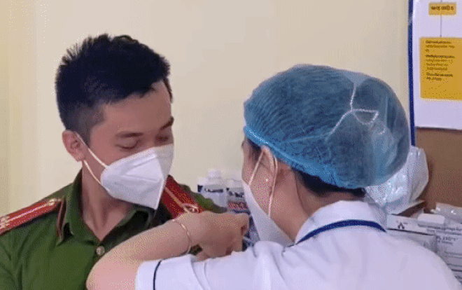 Đang đắm đuối nhìn cô điều dưỡng, anh chàng điển trai đột ngột biến sắc khi mũi tiêm cắm vào da thịt Ảnh 2