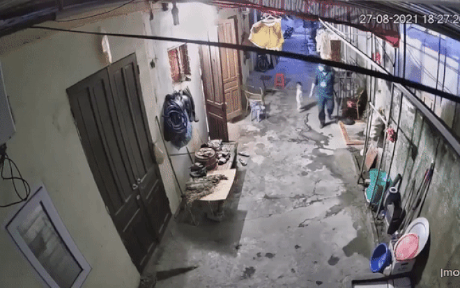 Ba đi chống dịch về ghé qua, em bé vui mừng chơi đuổi bắt rồi lại khóc òa khi chỉ được nhìn ba từ xa Ảnh 2