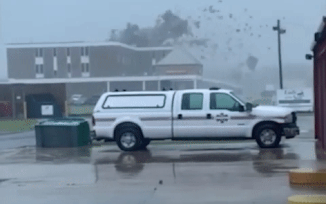 Clip: Bão Ida tấn công nước Mỹ, xé tung mái nhà của một bệnh viện Ảnh 2