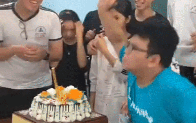 Mở tiệc ngày chia tay, bước chân của nam sinh khiến cả lớp hốt hoảng còn dân tình được phen cười lăn Ảnh 2