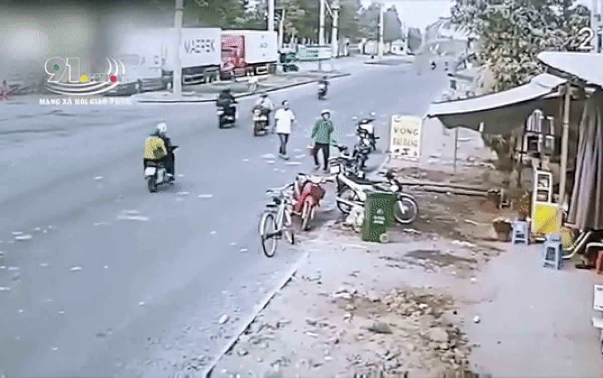 Kinh hoàng khoảnh khắc nam thanh niên chạy xe máy với tốc độ cao khiến 5 xe máy khác gặp nạn Ảnh 2