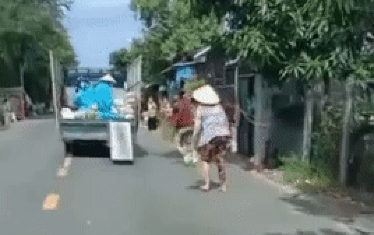 Phát rau củ bằng máng trượt, ai cũng tấm tắc khen vì cách làm sáng tạo lại đảm bảo an toàn cho bà con Ảnh 2