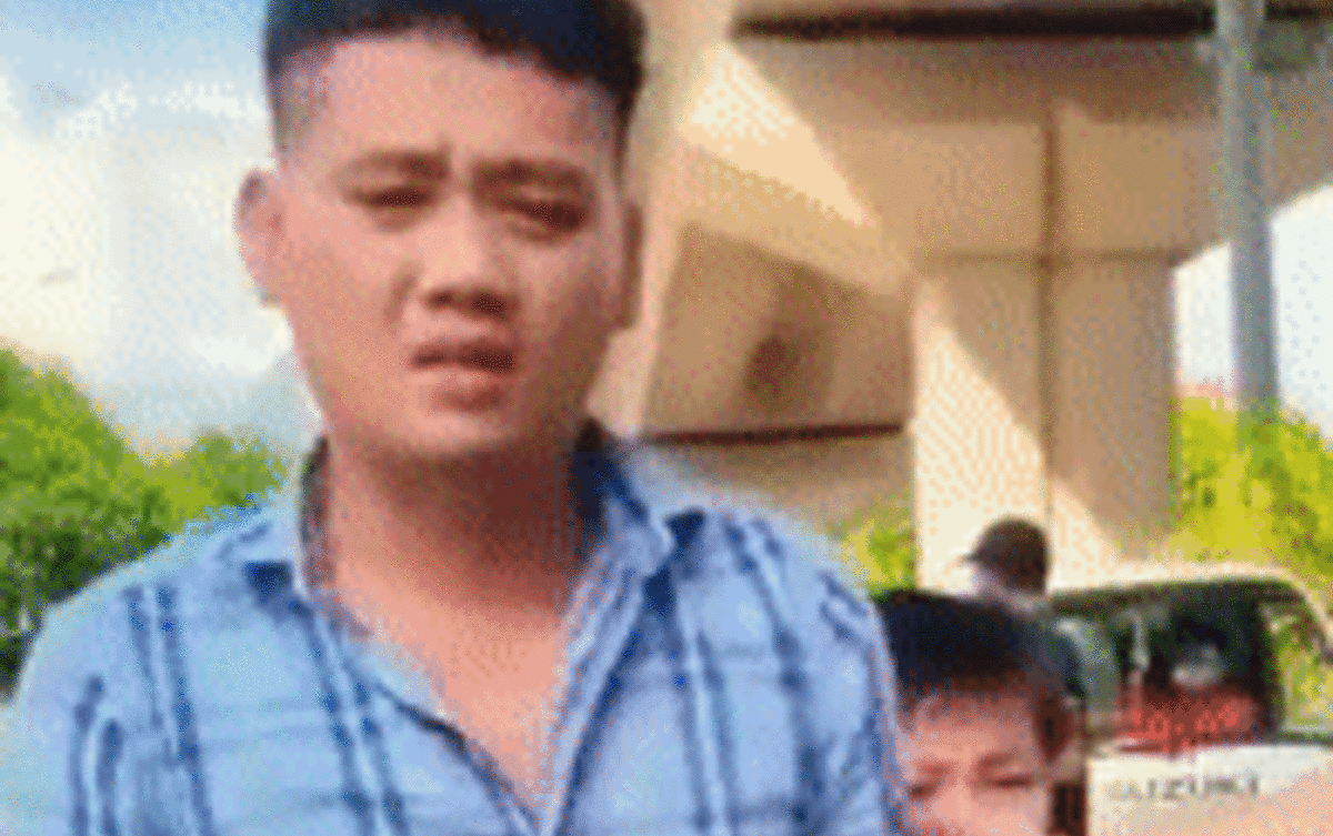 Clip: Bị CSCĐ tạm giữ xe máy vì vi phạm, người đàn ông lớn tiếng: 'Mày chưa đủ tuổi, còn non lắm' Ảnh 2