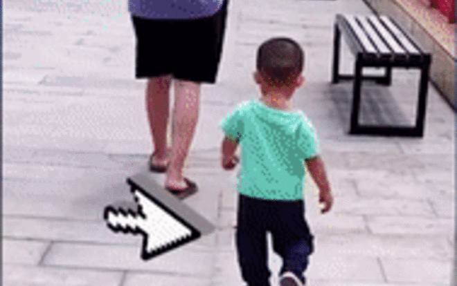 Vứt tiền xuống đất để xem khả năng nhận biết của con, hành động của cậu bé khiến ông bố ngỡ ngàng Ảnh 2