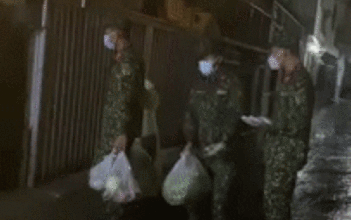 Xúc động khoảnh khắc chiến sĩ bộ đội dầm mưa, trao các hộ dân từng túi thực phẩm lúc nửa đêm Ảnh 2