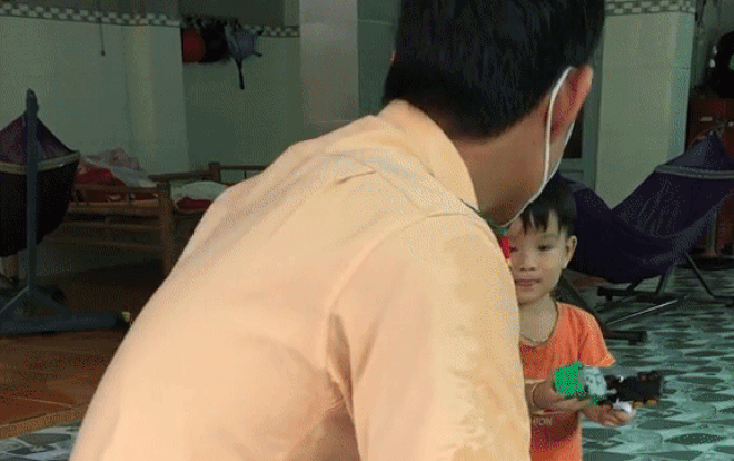 Ghé thăm nhà sau nhiều ngày đi công tác, chiến sĩ CSGT rơm rớm nước mắt khi con trai nhỏ không nhận ra ba Ảnh 2