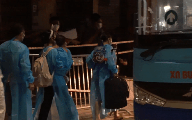 Clip: Hà Nội tiến hành di dời 1.300 người dân khỏi 'ổ dịch' Thanh Xuân Trung đến KTX Đại học FPT Ảnh 2