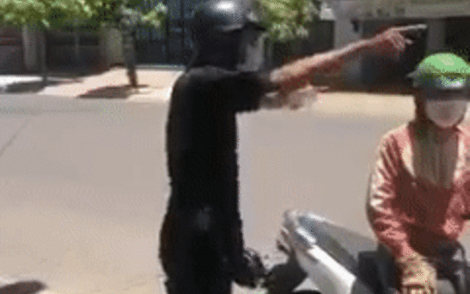 Thanh niên trong vụ 'bánh mì không phải thiết yếu' bị phạt vì ra đường không lý do, ném đá trụ sở phường Ảnh 2