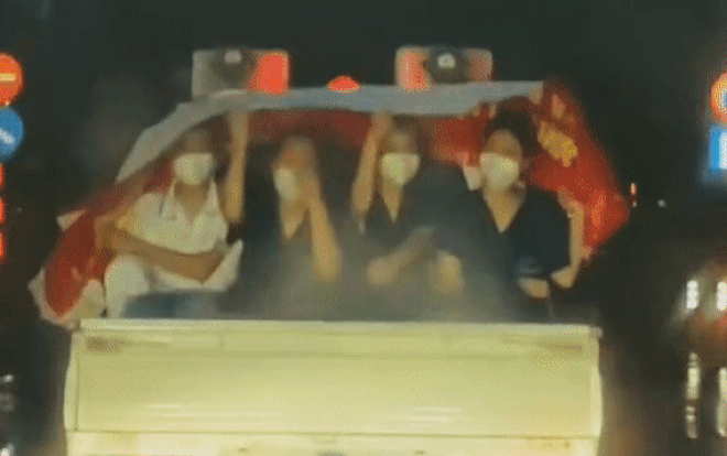 Nhóm sinh viên Hà Nội chống dịch co ro sau thùng xe dưới mưa tầm tã: 'Cảm ơn tấm lòng của người Sài Gòn' Ảnh 2