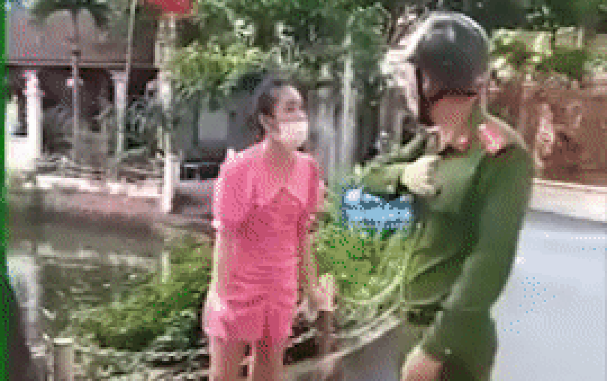 Bị mời về phường làm việc vì vi phạm giãn cách, cô gái trẻ lớn tiếng cãi: 'Em chưa mặc áo ngực' Ảnh 2