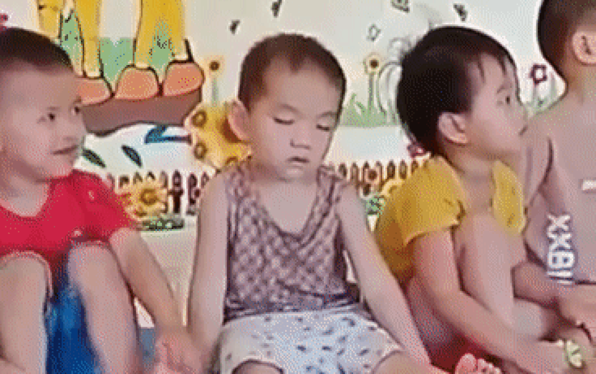 Clip: Cậu bé ngủ gà ngủ gật trong lớp đến mức ngã lăn ra sàn khiến dân tình cười ngất Ảnh 2