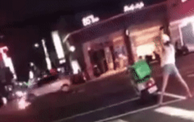 Đứng chờ đèn đỏ, hotgirl giao hàng làm một việc khiến ai cũng ngoái nhìn, dân mạng tranh cãi dữ dội Ảnh 2