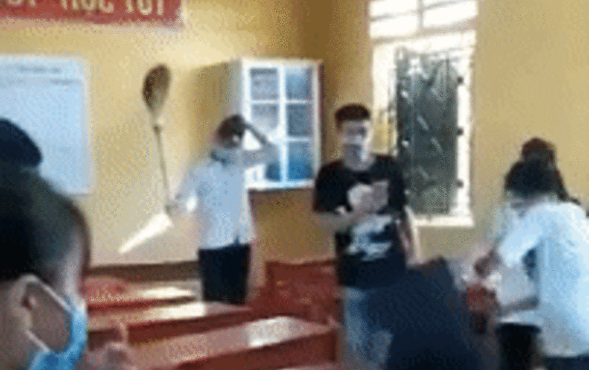 Nữ sinh lớp 9 bị nhóm bạn đánh hội đồng tại lớp học, thái độ của các bạn xung quanh gây bức xúc Ảnh 2