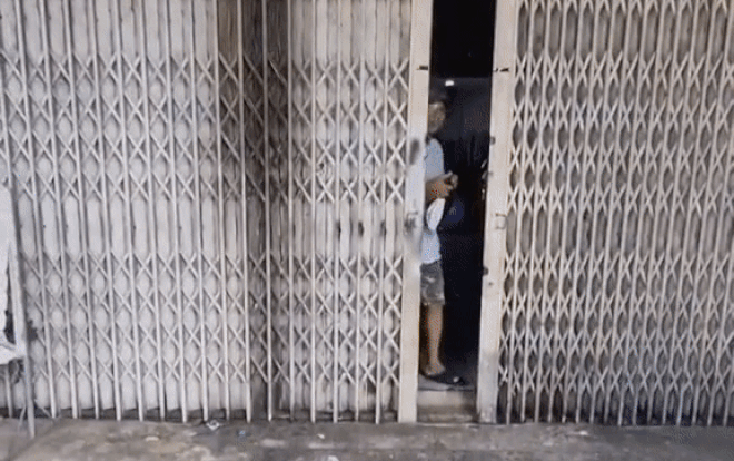 Đi mua bia giữa lúc giãn cách bị phát hiện, người đàn ông đi thẳng vào nhà dân bên đường trốn Ảnh 2