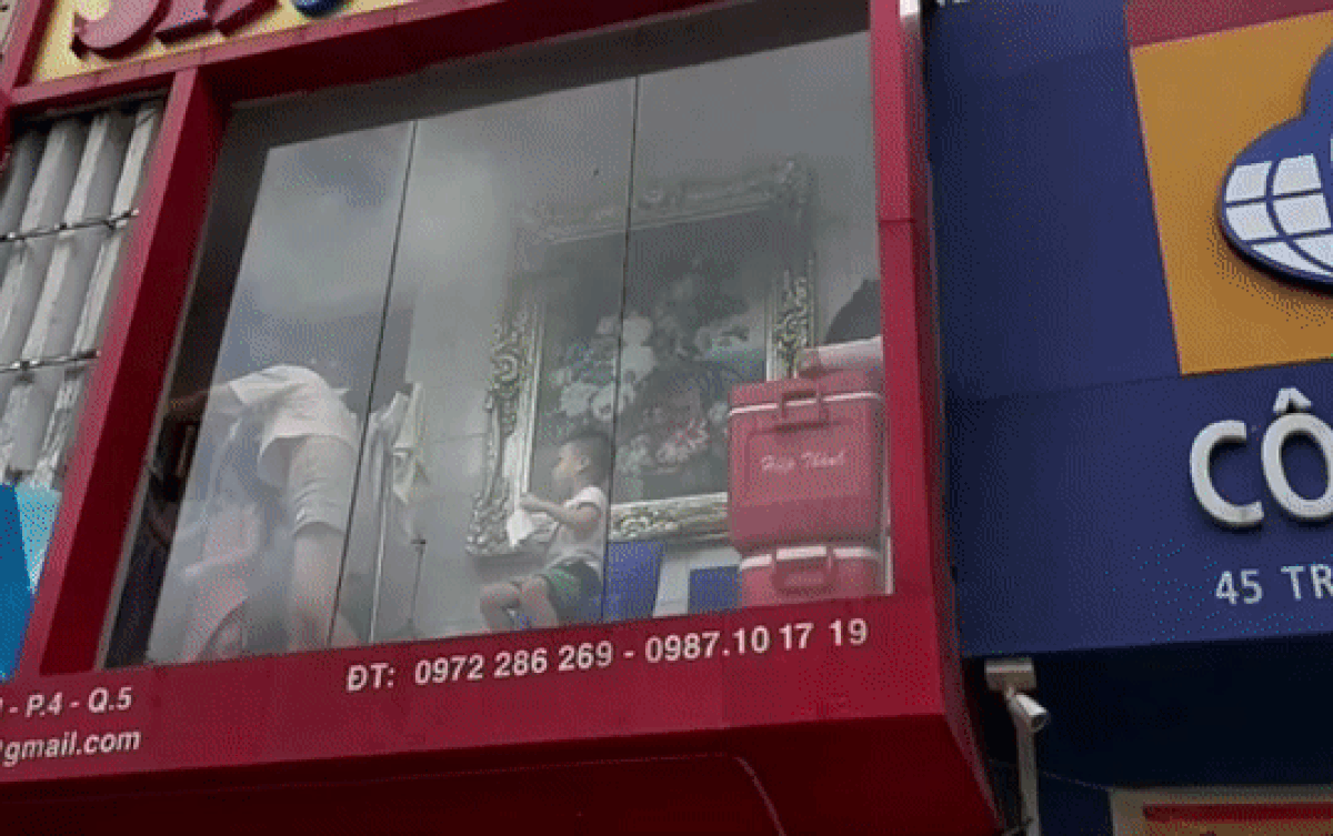 Hai mẹ con ném đồ từ trên tầng 2 xuống đất, chú bộ đội vừa nhặt lên đã nở nụ cười rạng rỡ Ảnh 2