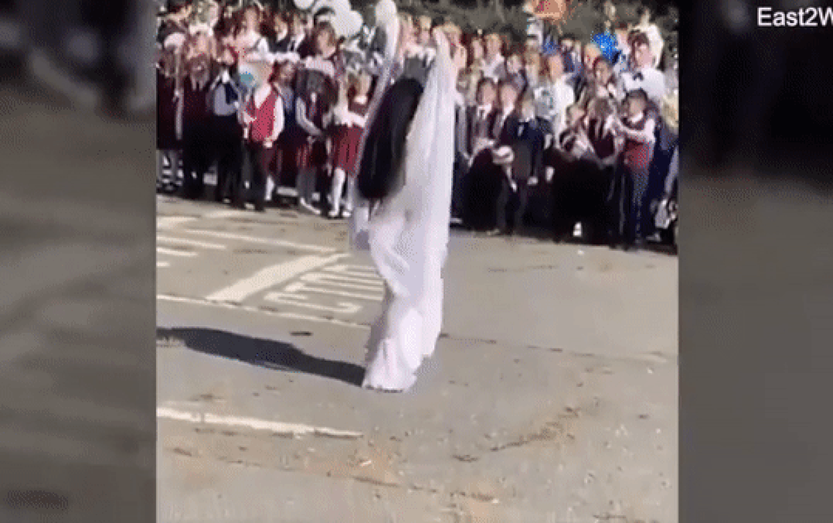 Cô giáo diện trang phục gợi cảm, biểu diễn múa bụng trong ngày khai giảng gây tranh cãi Ảnh 2