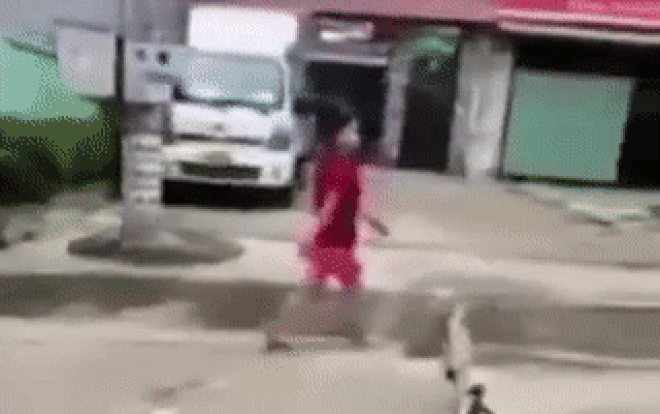 Clip: Người phụ nữ nhiễm Covid-19 định 'tẩu thoát' khỏi điểm xét nghiệm, hàng chục cán bộ truy đuổi Ảnh 2