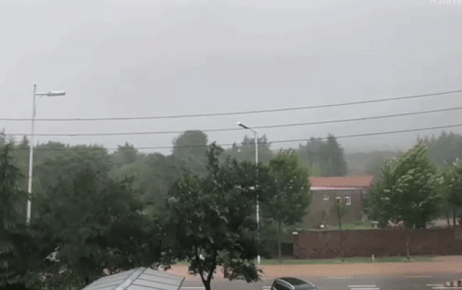 Cột đèn đường 'gặp hạn' bị sét đánh 12 lần liên tiếp Ảnh 2