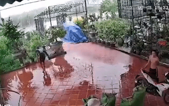 Clip: Khoảnh khắc sét đánh tóe lửa, nam thanh niên may mắn thoát chết Ảnh 2