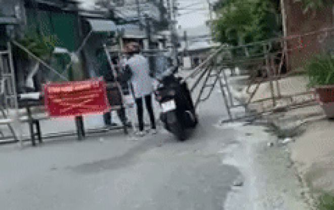 Clip: Xô đổ hàng rào chắn để ra ngoài mua xăng, người phụ nữ còn lên giọng thách thức: 'Gọi công an đi' Ảnh 2