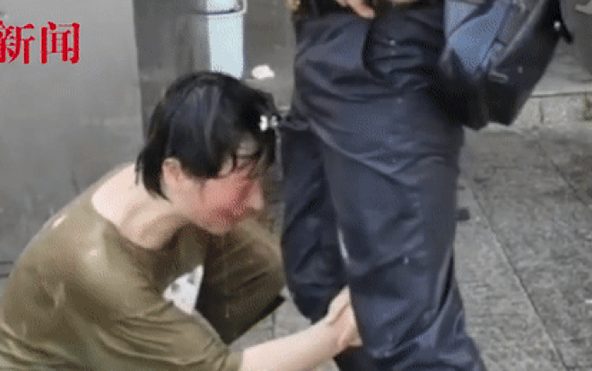 Clip: Cô gái quỳ gối, ôm chân bạn trai xin tha thứ dưới trời mưa, câu nói của anh khiến ai nấy lạnh lòng Ảnh 2