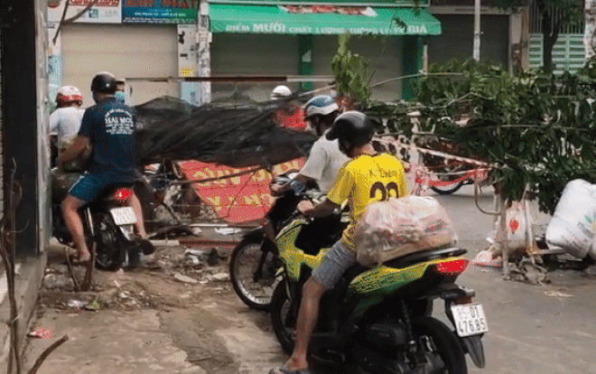 Clip: Nhóm người thản nhiên lao xe máy qua hàng rào chốt mặc nhân viên y tế ngăn cản giọng đầy bất lực Ảnh 2