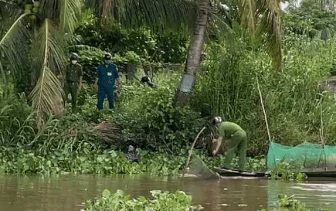 Nhảy xuống sông né chốt kiểm dịch, nam thanh niên vẫn bị chiến sĩ CA chèo thuyền ra tận nơi 'bế' về Ảnh 2