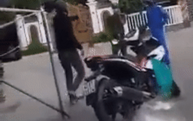 Tông trúng thanh chắn tại chốt kiểm dịch, người đàn ông còn hùng hổ lao đến tấn công lực lượng chức năng Ảnh 2