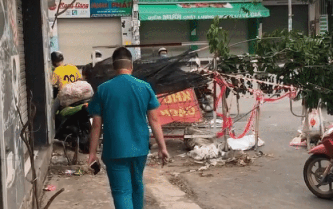 Người dân lao xe qua hàng rào chốt mặc nhân viên y tế ngăn cản: Sẽ kiểm tra biển số xe để xử lý Ảnh 2