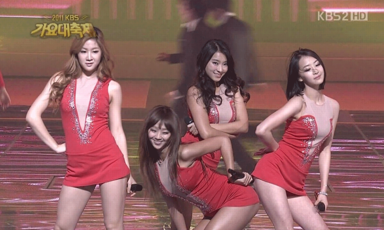 10 trang phục biểu diễn phản cảm nhất lịch sử Kpop, ngàn năm vẫn bị chê cười Ảnh 2