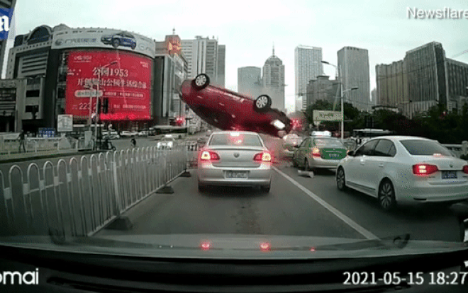 Ô tô mất lái lao như bay qua rào chắn, đè bẹp xe khác Ảnh 2