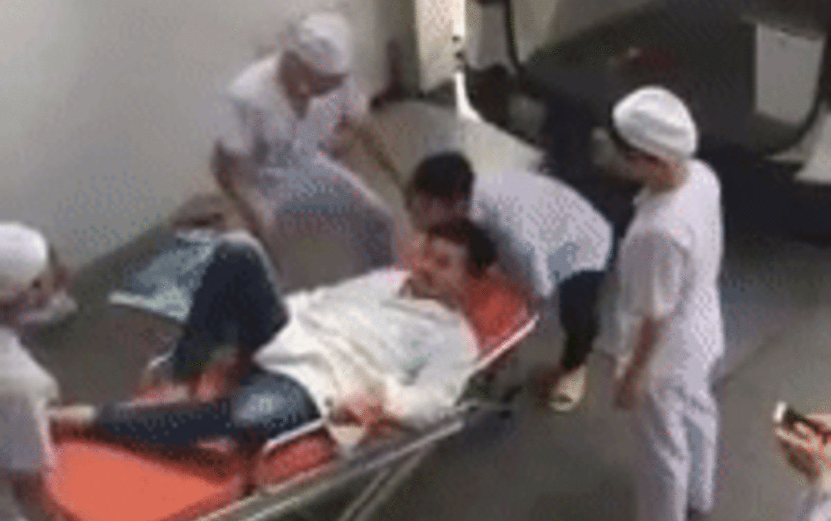 Tập dượt kỹ năng cấp cứu, đội ngũ y bác sĩ có hành động khiến bệnh nhân giật bắn mình Ảnh 2