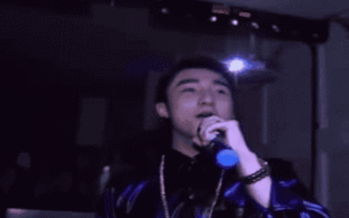 Đang thao thao bất tuyệt, Sơn Tùng 'đứng hình mất 5 giây' khi bị fangirl lao lên ôm chầm trên sân khấu Ảnh 2