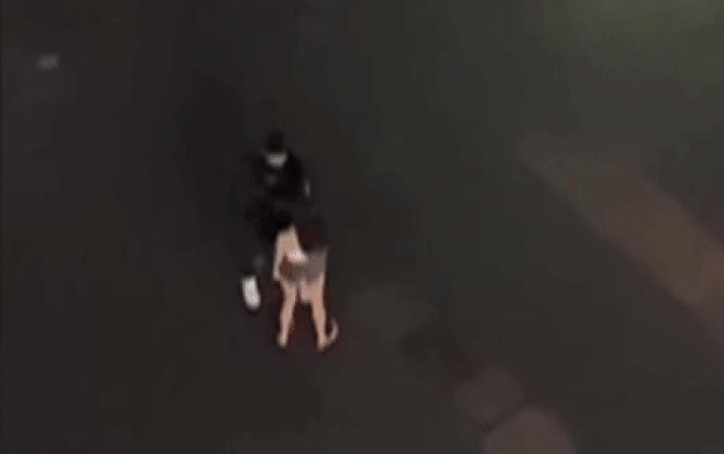 Đánh bạn gái ngay trên phố vì đòi chia tay, hành động sau đó của chàng trai khiến dân tình ngao ngán Ảnh 2