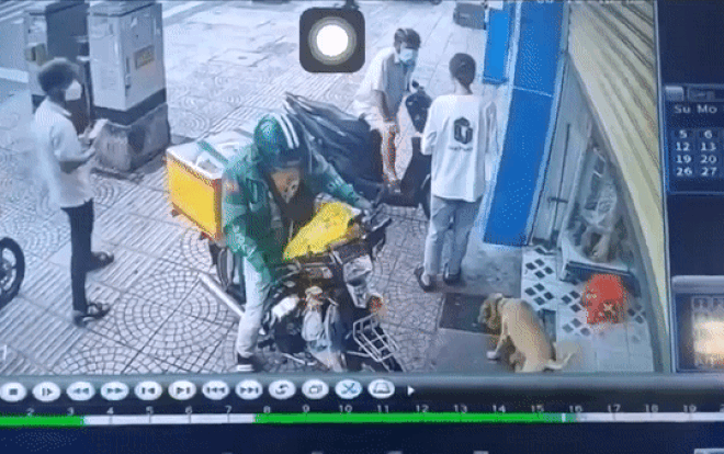 Thấy nam shipper đánh rơi ví, hành động của cô gái và người đàn ông gần đó bị tất cả chỉ trích gay gắt Ảnh 2